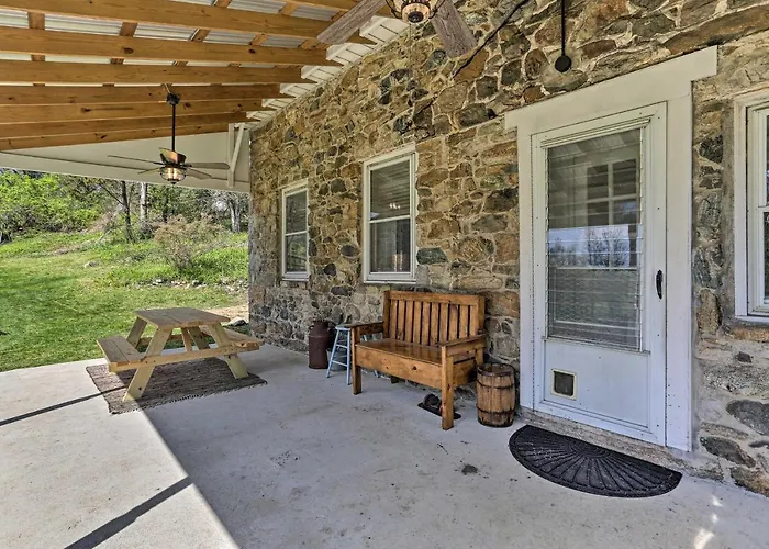 Patio & Fire Pit: Idyllic Cottage In Hellertown!