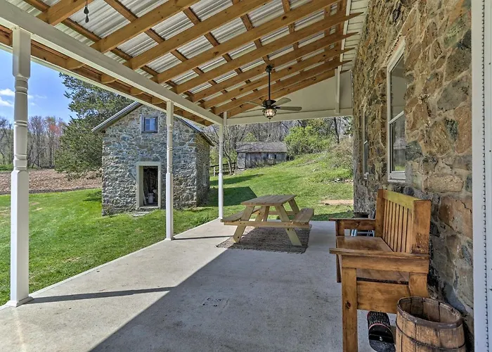 Patio & Fire Pit: Idyllic Cottage In Hellertown!