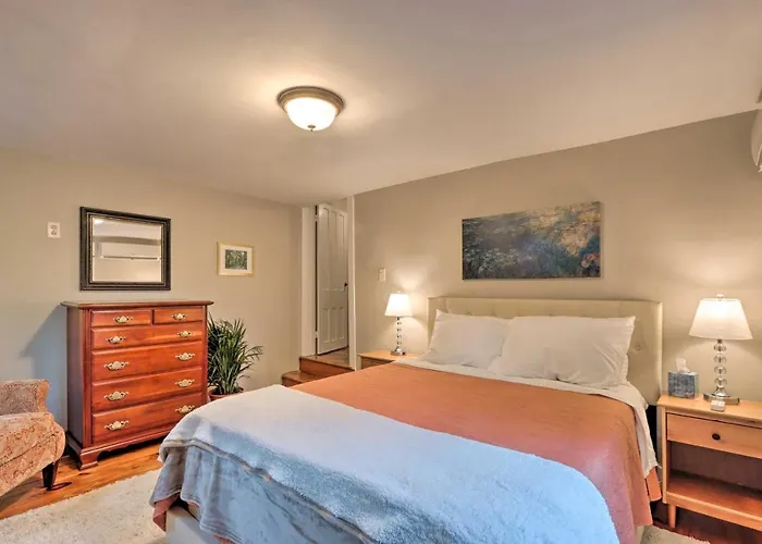 Charming Abode W/ Patio - Walk To Town + River!