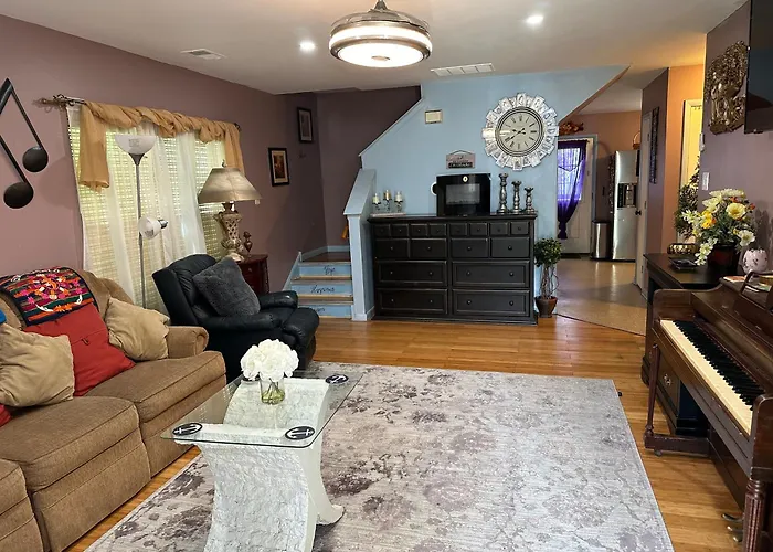 Colorful 3 Bedrooms Twin Home Near Center