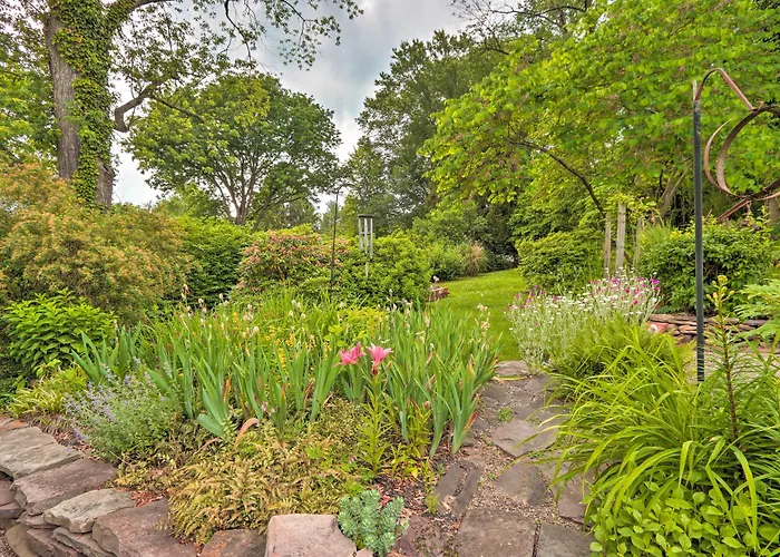 Charming Abode W/ Patio - Walk To Town + River!